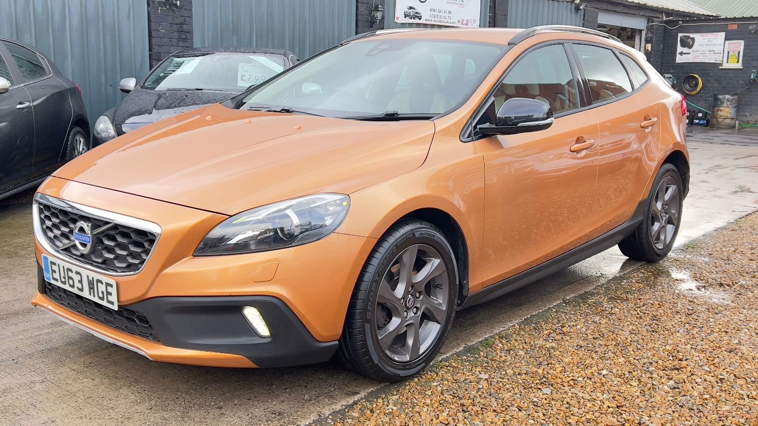 Volvo V40 Cross Country : Price, Mileage, Images, Specs & Reviews 